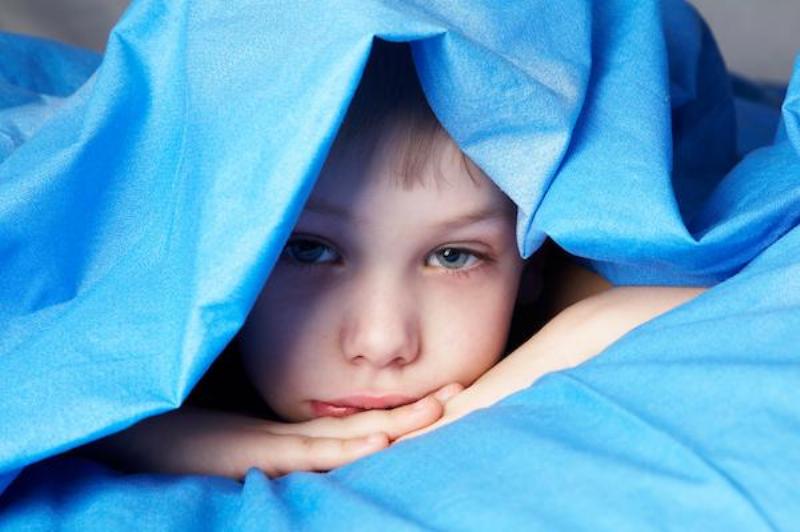 Một người trẻ đang thư giãn, có thể là nghe nhạc nhẹ hoặc nhìn ra cửa sổ, sau một buổi ôn tập căng thẳng về các câu hỏi trắc nghiệm đường lối, thể hiện tầm quan trọng của việc nghỉ ngơi trong quá trình học tập.